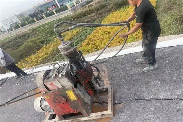 东方华侨农场马路面下沉注浆加固